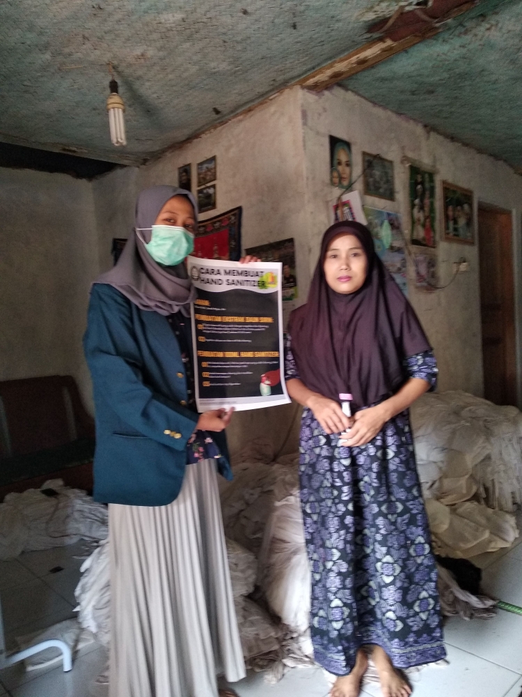 Sosialisasi door to door kepada salah satu warga RT/RW 19/07 tentang pembuatan hand sanitizer daun sirih. Dokpri.