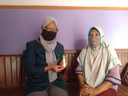 Mahasiswi KKN Undip 2020, Tamara Bella Santika mengunjungi warga Desa Pantiharjo, Kecamatan Kaliori, Kabupaten Rembang, Jawa Tengah