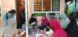 Minggu (19/7) Sosialisasi tentang cara pembuatan handsanitizer daun sirih dan pembagian produk handsanitizier kepada warga RT 003 Desa Penanggulan (Dokpri)