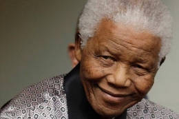 Foto Nelson Mandela sebagai Sang Pengelola Dunia yang Bijaksana (sumber: sosok.grid.id)