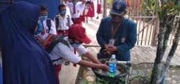 Gambar 2. Sosialisasi tentang protokol kesehatan kepada siswa SDN 1 Wanogara Kulon (Dokpri)