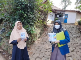 Mahasiswa KKN Tim II Undip 2020, Eva Latifatun Ni'mah saat melaksanakan kegiatan edukasi protokol kesehatan kepada warga Desa Babakan. Dokpri.