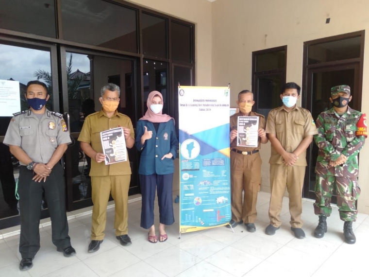 Gambar 2. Pemberian Infografis Monografi Desa Haurkuning (dokpri)