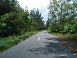 Jalanan lengang sepanjang garis pantai menuju Kota paling ujung, Kuala Pembuang