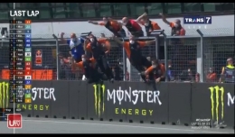 Perayaan kubu KTM atas kemenangan Brad Binder. Gambar: MotoGP/Trans7/Useetv