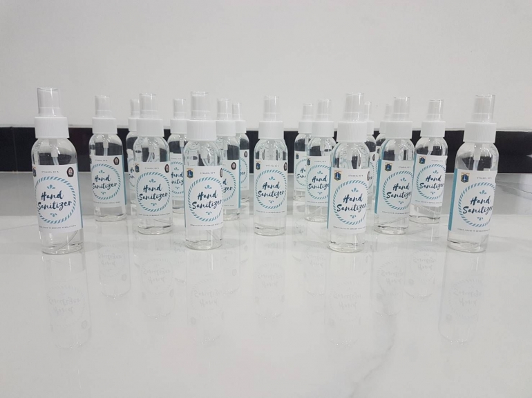 Persiapan hand sanitizer berbasis alkohol yang sudah dibuat