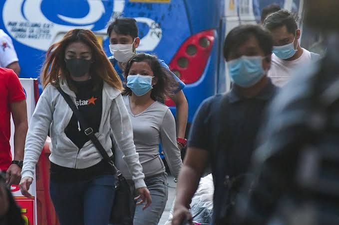 Masyarakat harus mengikuti protokol kesehatan selama masa krisis pandemi korona. Sumber foto: ABS.CBN.com