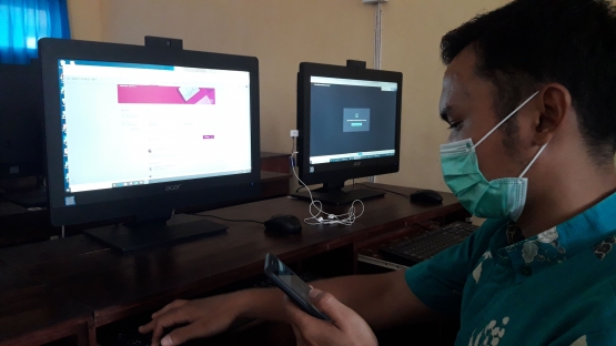 Gambar 2. Mendampingi guru melakukan pengajaran menggunakan google classroom