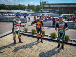 Podium Brno (9/8) diisi Binder (tengah/1), Morbidelli (kanan/2), dan Zarco (kiri/3). Gambar: Twitter/MotoGP