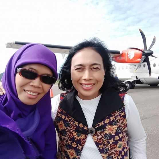 Bersama Ibu Bintang Puspayoga (sekarang Menteri Pemberdayaan Perempuan dan Perlindungan Anak) ketika di Bandara AA Bere Tallo, Atambua (dokpri)