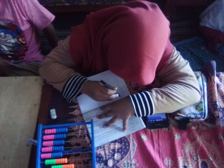 Aktivitas belajar daring saat pembelajaran matematika kelas 5 SD (dokpri Bayu Samudra)
