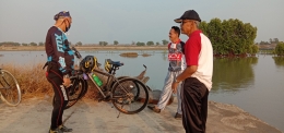 Um Sardan dan Pak H. Dimyati Muarif yang lagi ngobrol tentang sepeda