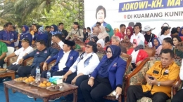 Gubernur Jambi Fachrori Umar dan Menteri KLHK Siti Nurbaya (di tengah depan) dalam acara kampanye Pilpres 2019 di Jambi (majala.tempo.co).