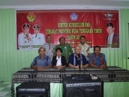 Saat saya (duduk ke-1 di kanan depan) menghadiri pelatihan Kurikulum 2013 di hotel Cendana, Kupang. (Foto: Dokpri).