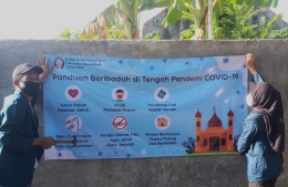 Pemasangan Banner Panduan Beribadah di Tengah Pandemi Covid-19 di Masjid Nurul Qomarriyah