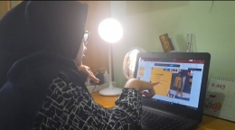 Mahasiswa KKN Undip, Shintya Giri Ramadhaniati, sedang memberikan materi pembelajaran secara daring kepada peserta program #BelajarMandiriDariRumah. (Sumber : Galeri Penulis). 