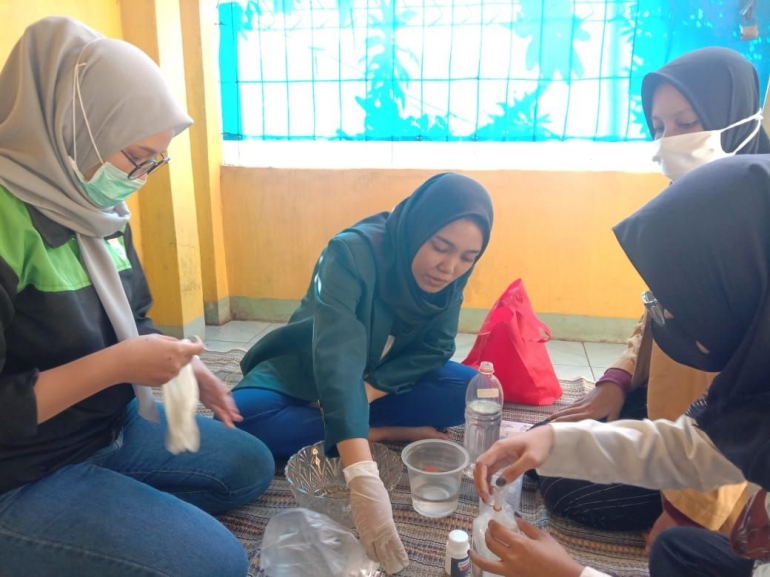 (17/07) Pembuatan Hand Sanitizer dengan Warga Taman Angsoka Permai