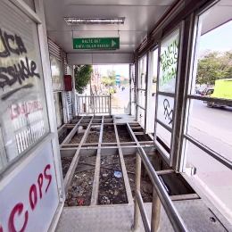 salah satu halte BRT di Jl AP Pettarani kota Makassar yang dibiarkan rusak berantakan  tak diperbaiki lagi /Ft: Mahaji Noesa