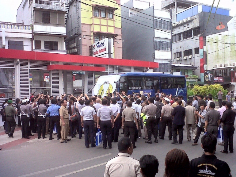 suasana meriah peresmian halte BRT di kkoridor Jl Penghibur kota Makassar, Maret 2014. Halte ini sekarang juga sudah rusak /Ft: Mahaji Noesa
