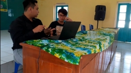 Nuril, mahasiswa KKN 22 Unej melakukan pengenalan SEO - Digital Marketing kepada Pak Carik desa Simbatan, Magetan, Jawa Timur.