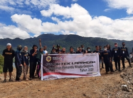 Praktek lapangan peserta pelatihan di salah satu Geosite di Halmahera Tengah/dokpri