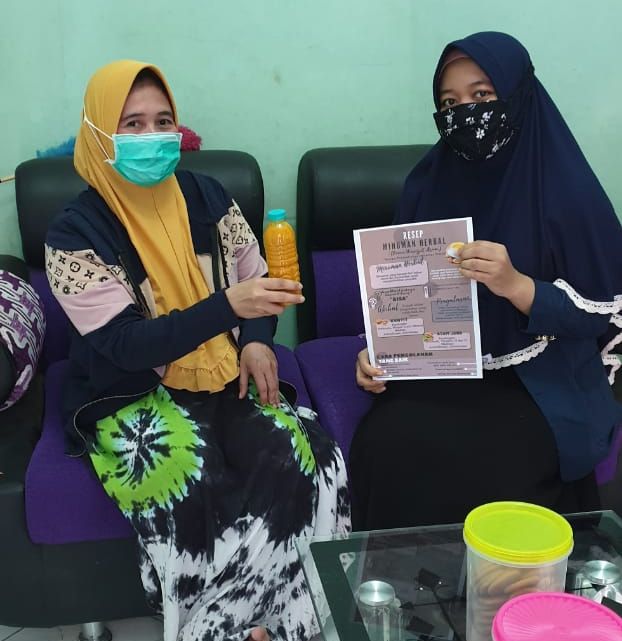 Edukasi pembuatan dan manfaat jamu kunyit asam (sumber: dokumentasi penulis)