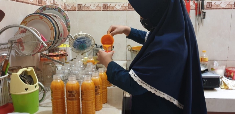 Proses pembuatan jamu kunyit asam untuk dibagikan kepada warga Dukuh Maloan (sumber: dokumentasi penulis)