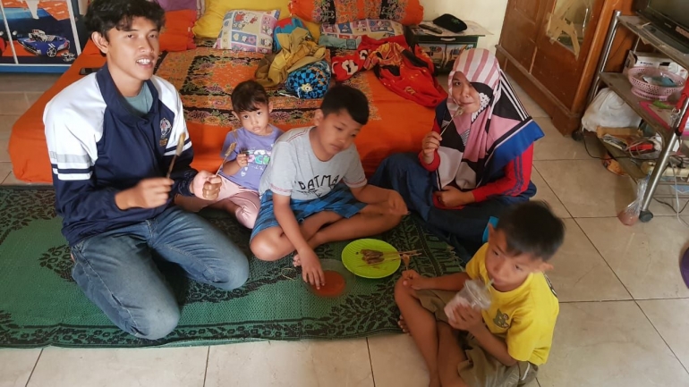 Anak anak desa pesisir Cirebon sangat menyukai sempolan ikan lele