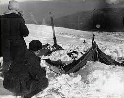 Foto bekas tenda pendaki gunung Dyatlov Pass (sumber: didyouknowfacts.com)