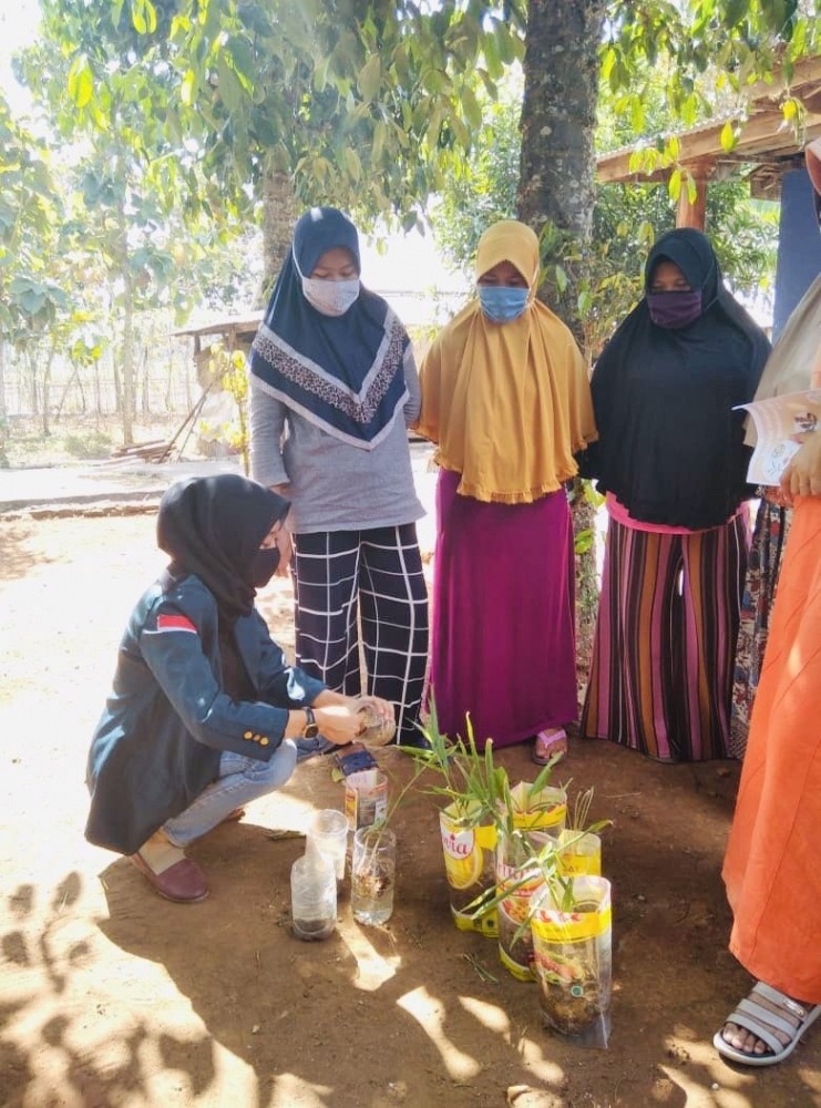 Program KKN Pembuatan Hand Sanitizer dari Ekstrak Daun Sirih dan