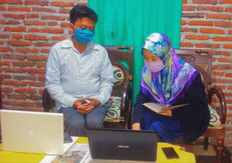 Gambar 3. Pelatihan dan pendampingan program KKN kepada salah satu guru MTs Yanbu’ul Ulum (sumber : dokumen pribadi)