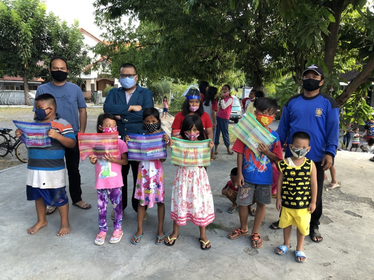 Peserta program sosialisasi pemakaian masker dengan hadiah yang diberikan (18/07)