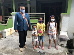 Anak-anak mematuhi protokol pemakaian masker saat bermain (21/07)