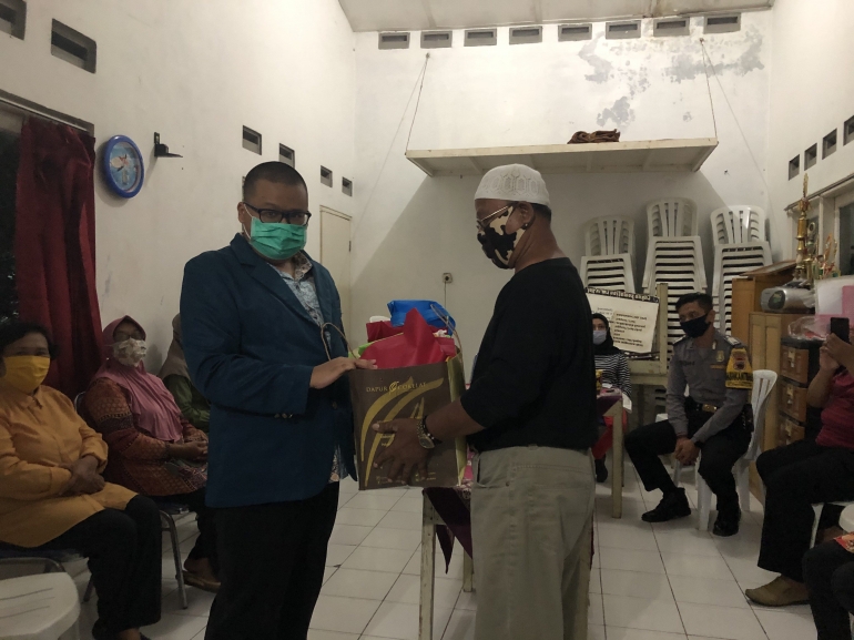 Pemberian masker dalam pertemuan dengan ketua RW IV dan ketua Kelurahan Peterongan (03/08)