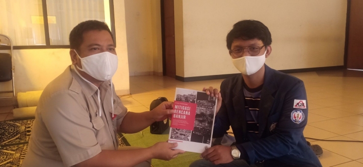 Penyerahan Buku Panduan Evakuasi Banjir ke Kelurahan Kelapa Gading Barat (dok. pribadi)