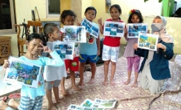 Gambar 5. Mengenalkan ekosistem laut kepada anak - anak di Desa Pekalongan/dokpri