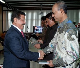 Mantan Jaksa Agung Abdul Rahman Saleh (kanan) dan Jaksa Agung kala itu, Basrief Arief. Foto: kejaksaan.go.id