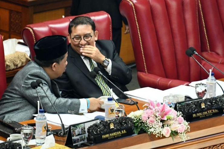 Wakil Ketua DPR selaku Pimpinan Sidang Fahri Hamzah (kiri) berbincang dengan Wakil Ketua DPR Fadli Zon (kanan) saat Rapat Paripurna DPR di Kompleks Parlemen, Senayan, Jakarta, Selasa (17/9/2019). Pemerintah dan DPR menyepakati pengesahan revisi UU Nomor 30 Tahun 2002 tentang Komisi Pemberantasan Korupsi (KPK) yang dihadiri oleh 80 orang anggota DPR.(ANTARA FOTO/M RISYAL HIDAYAT)