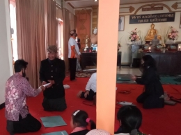 Pak Mistono wakil umat Buddha Jawa Sanyata menerima bantuan. Dokpri