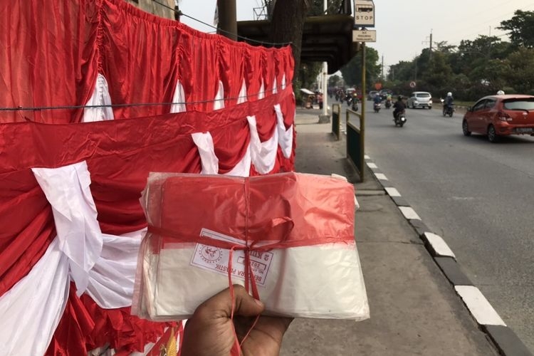 Bendera Merah Putih dari bahan plastik. Bendera Merah Putih ini dijual oleh penjual bendera di pinggir Jalan Lenteng Agung, Jagakarsa, Jakarta dengan harga Rp15.000 per bungkus dengan isi 100 lembar. (Sumber: KOMPAS.com/WAHYU ADITYO PRODJO)