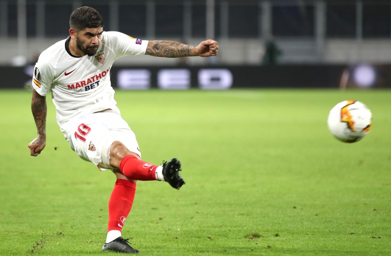 Ever Banega menjadi sosok penting di lini tengah Sevilla, karena mahir mengirim bola lambung ke depan. Gambar: Twitter/EuropaLeague