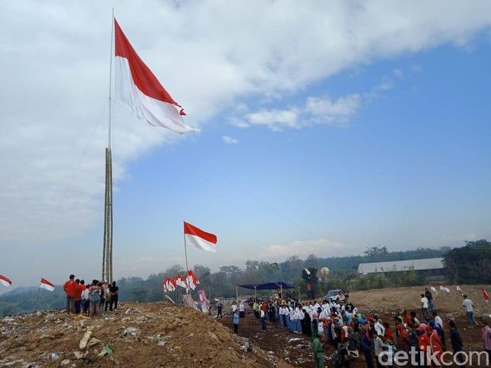 Para pemulung di Jember merayakan HUT RI ke-74 di tengah tumpukan sampah (sumber: detiknews.com)