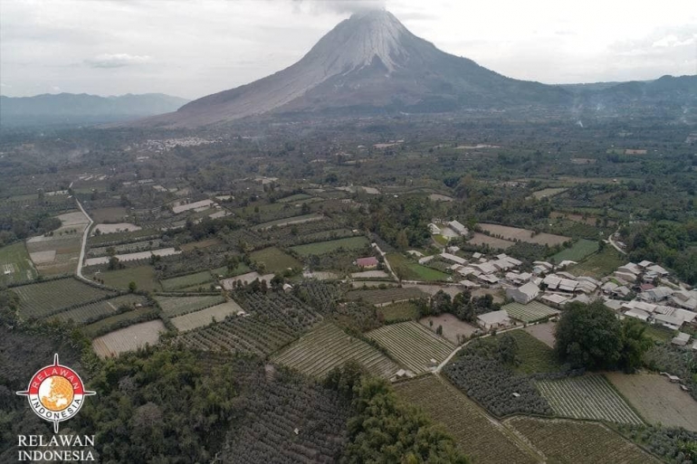 Desa Ndeskati (warna putih) dan Gunung Sinabung (dok. pribadi, 11/8/2020)