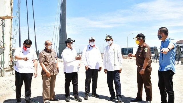 Gubernur SulSel (ketiga dari kanan) berada di CPI Makassar (12/08/20).