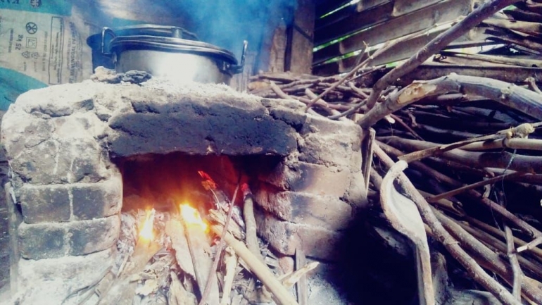 Tungku Roti Tungku: Upaya Berhemat dan Menjaga Tradisi Halaman 1 - Kompasiana.com