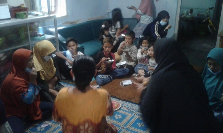Foto: Mahasiswa memberikan sosialisasi dan edukasi kepada masyarakat cara mengolah ikan air tawar menjadi produk yang menarik dan gemar makan ikan. | dokpri