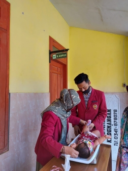 Mahasiswa PMM UMM membantu kader Posyandu Desa Kademangan|Dokpri