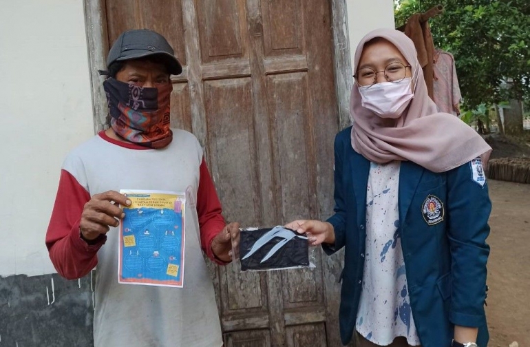 Gambar 3 Mahasiswa KKN Undip memberi masker sebagai bentuk dukungan kepada warga dalam menghadapi new normal