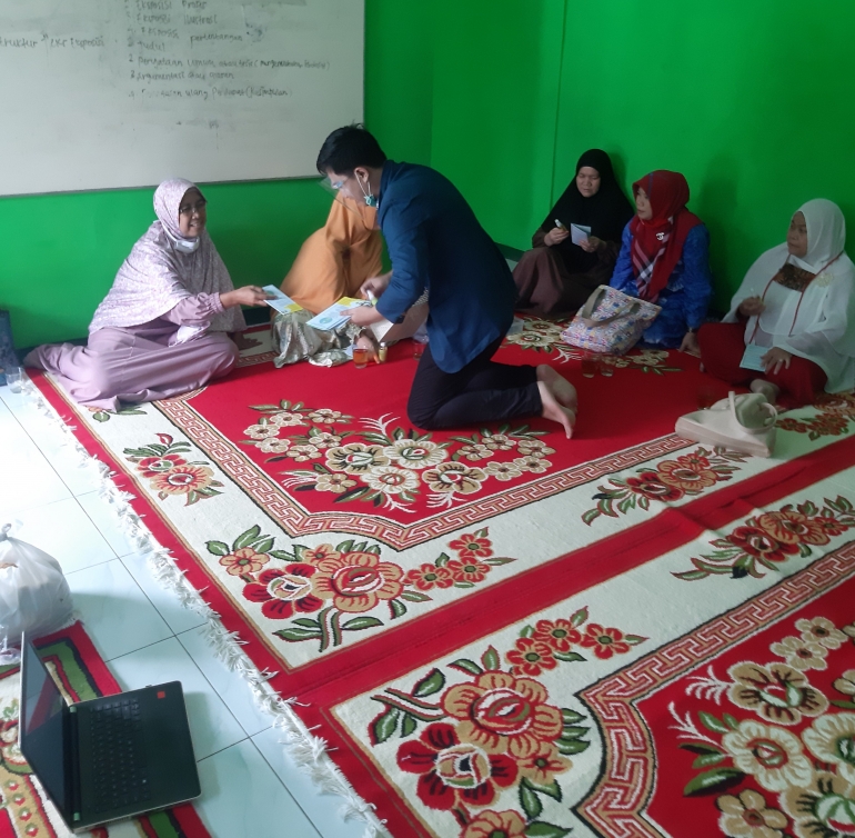 Pembagian Brosur dan Sample Produk Sanitizer setelah Presentasi | dokpri