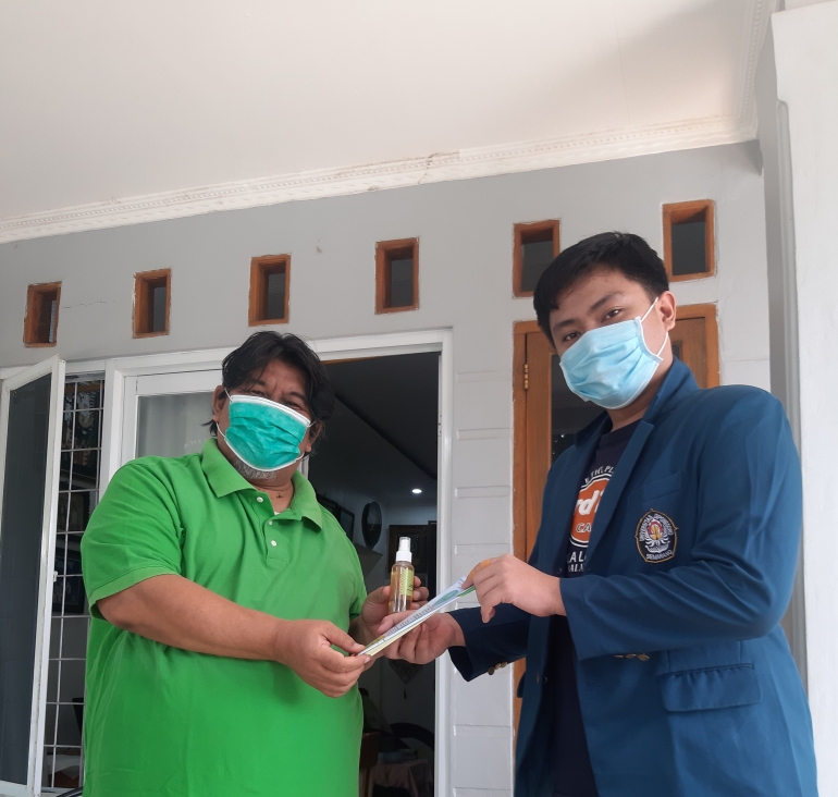 Pembagian Brosur Cara Berjemur, Brosur Sanitizer dan Sample Produk Sanitizer Daun Sirih yang diawetkan dengan Sinar Lampu UV-C | dokpri
